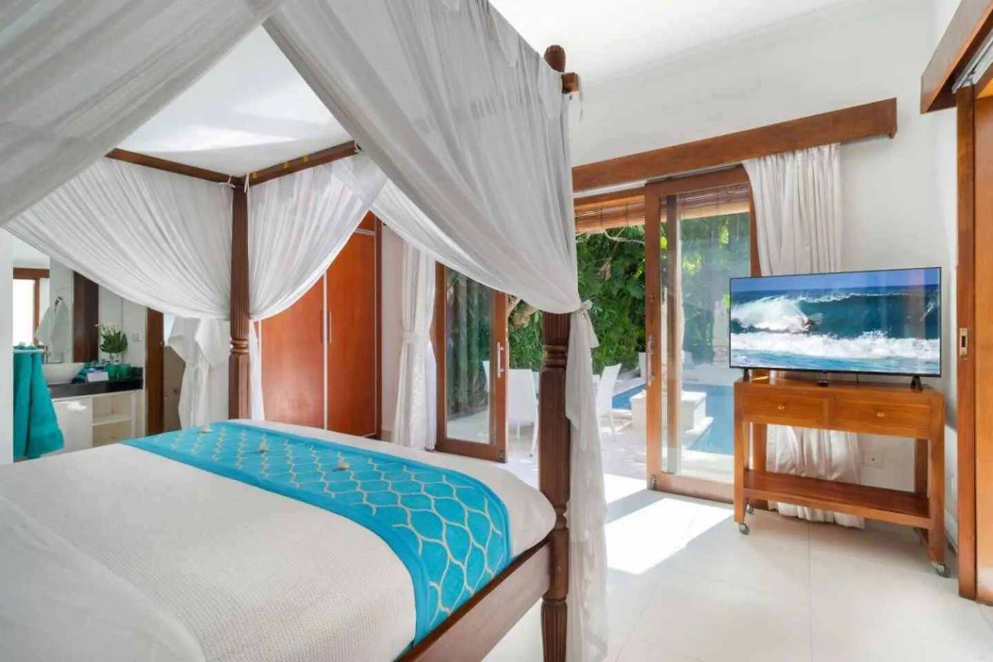 Super Value 3 Bed, Central Seminyak, Walk To Beach
