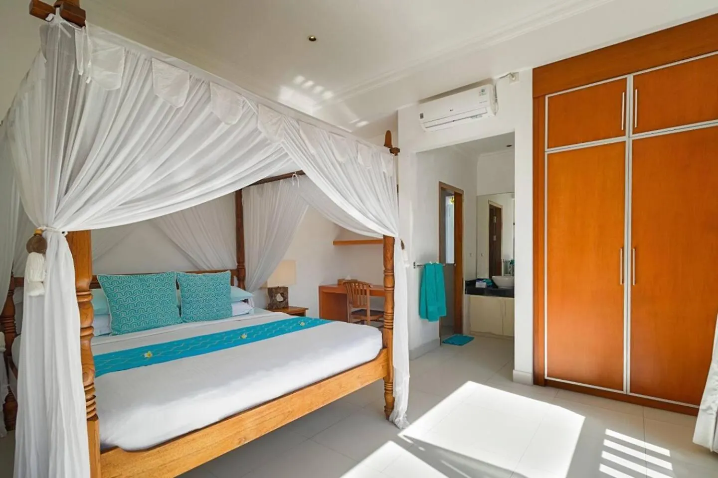Super Value 3 Bed, Central Seminyak, Walk To Beach Villa