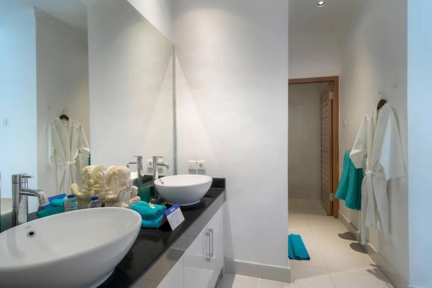 Super Value 3 Bed, Central Seminyak, Walk To Beach Villa