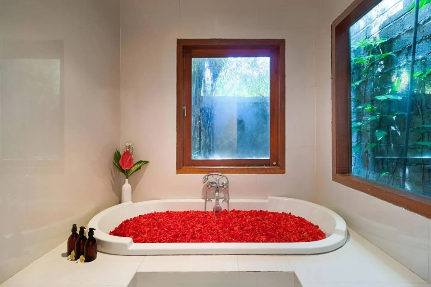 Super Value 3 Bed, Central Seminyak, Walk To Beach 0*, Seminyak (Bali)